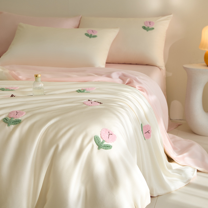 Ropa de cama de seda de hielo bordada con toalla de cuatro piezas, sábana fresca pequeña, funda de edredón, juego de tres piezas, ropa de cama de dormitorio fresca de verano