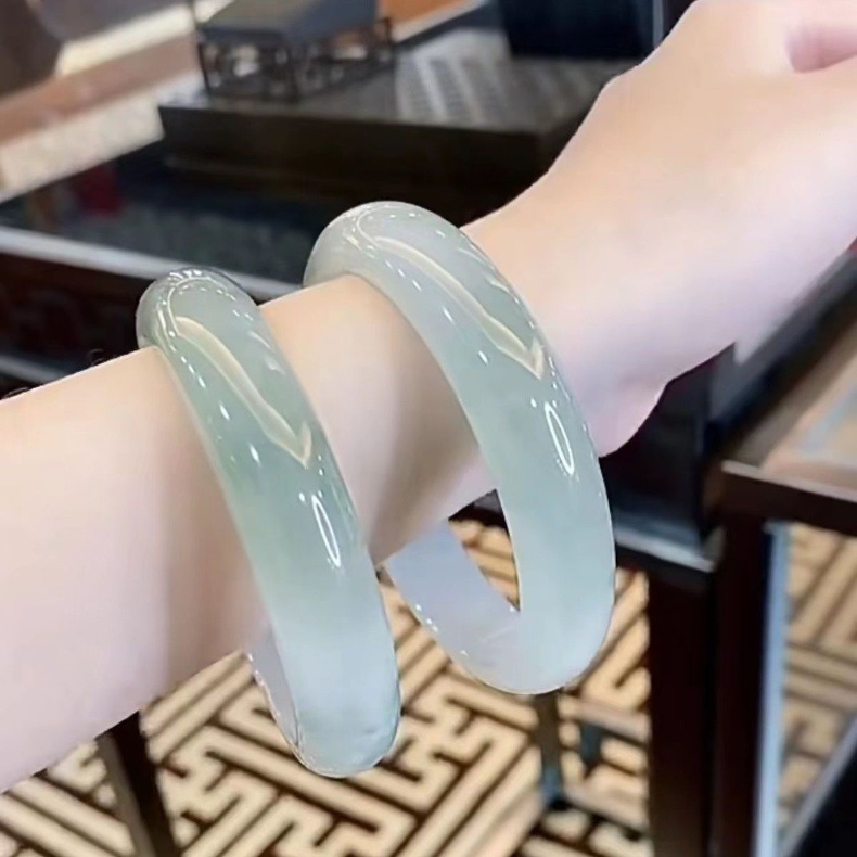 Vòng tay ngọc bích tự nhiên Myanmar hàng 5A, chất băng, màu xanh nhạt hoa nổi, đường kính trong 52–64 mm chi tiết 7
