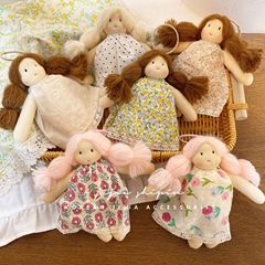 新型の花のスカートの人形はかわいいお下げの女の子の子供を掛けて布芸の人形のキーホルダーの装飾を包みます。