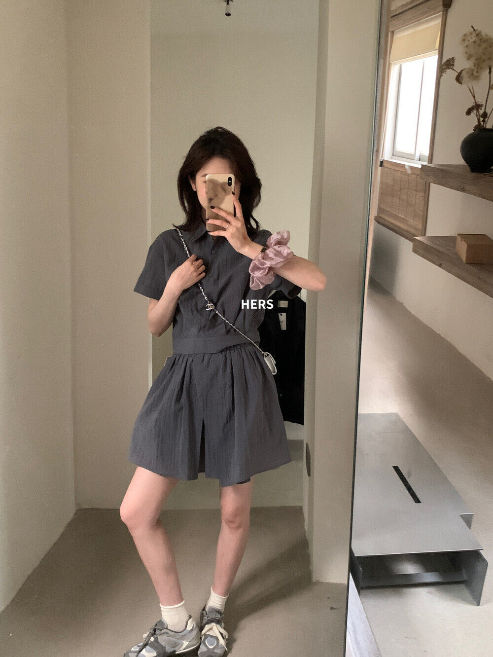 Bộ hai mảnh áo sơ mi ngắn phối quần short cạp chun nữ — xám đậm, màu hồng chi tiết 13