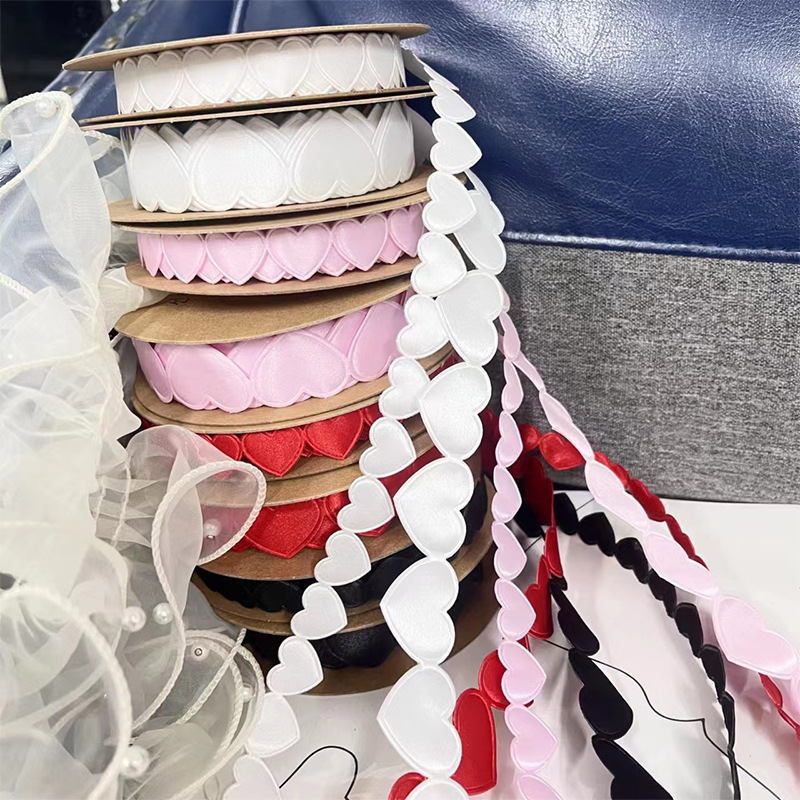 Embalaje ramo de flores de cinta en stock tienda de flores al por mayor con pequeña fragancia material floral en forma de corazón correa de envoltura de flores de poliéster