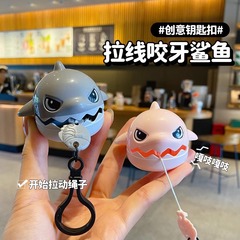 漫画かわいいプルライン歯ぎしりサメABSキーホルダー子供のおもちゃの車のリュックサックのアクセサリーの贈り物