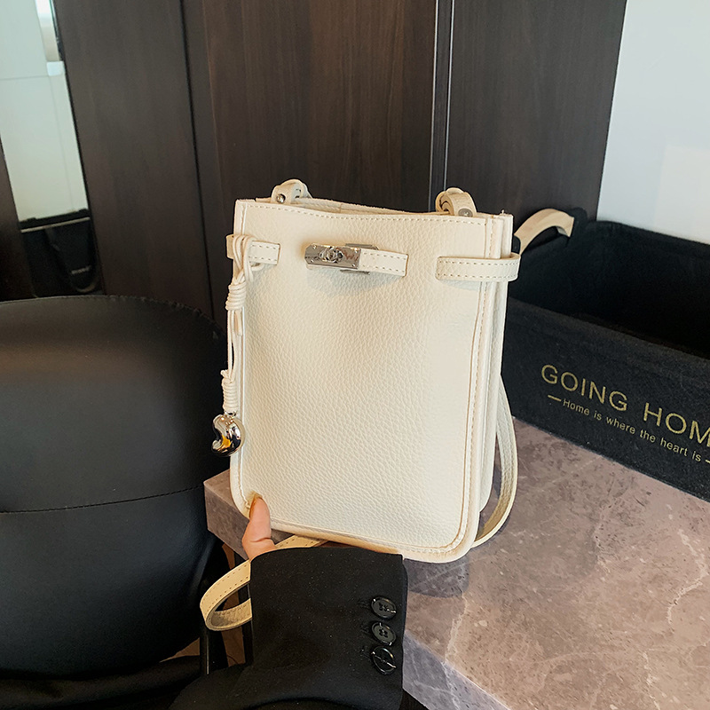 Bolso de teléfono móvil popular de este año 2025 verano nuevo bolso femenino bolso de hombro con patrón de lichi simple bolso de mensajero de todo fósforo de moda