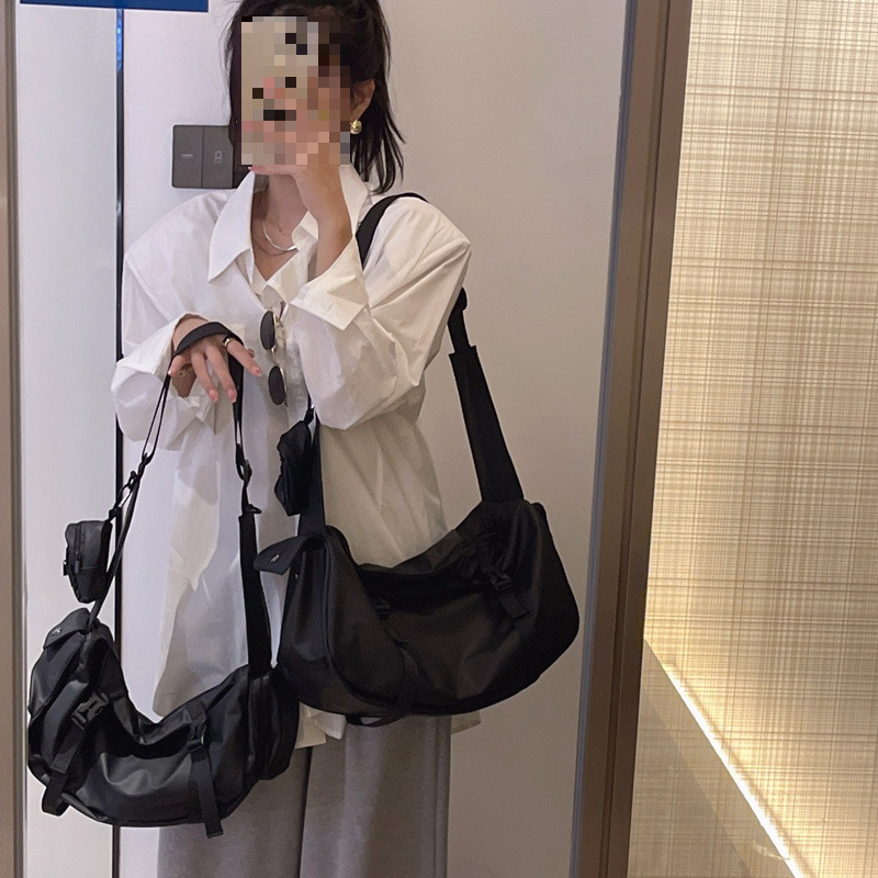 ▪2025潮流新款Pu防水料斜挎包男女大容量运动休闲单肩包ins方形