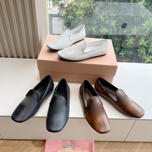 �߶���r�ֺ�װ��^��ЬСţƤ�͹Ų�ɫ���f��ƽ�����հ��Ϙ���Ь