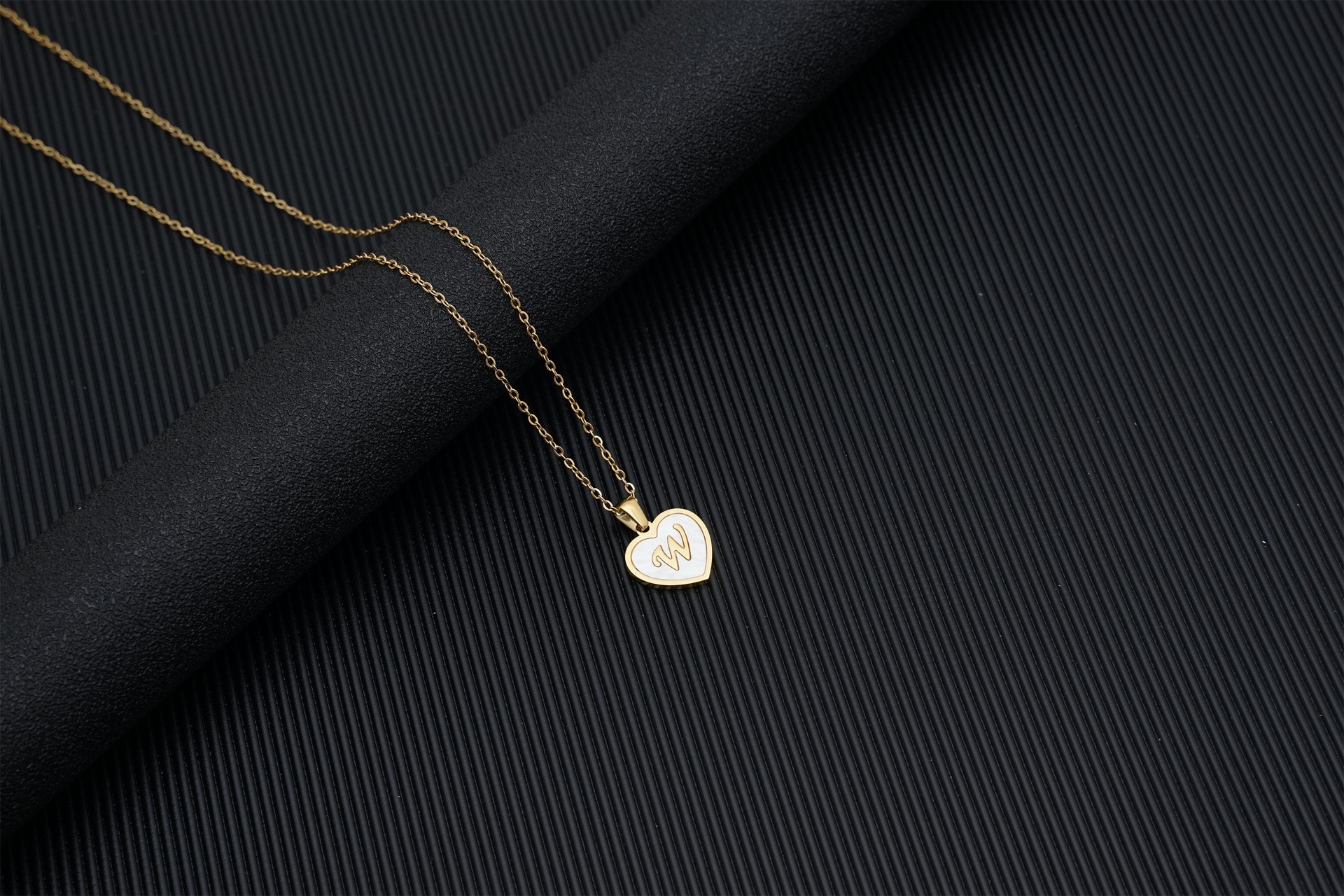 Europa y América 18K oro amor clavícula cadena de las mujeres de acero inoxidable corazón blanco madre colgante 26 letras titanio acero collar