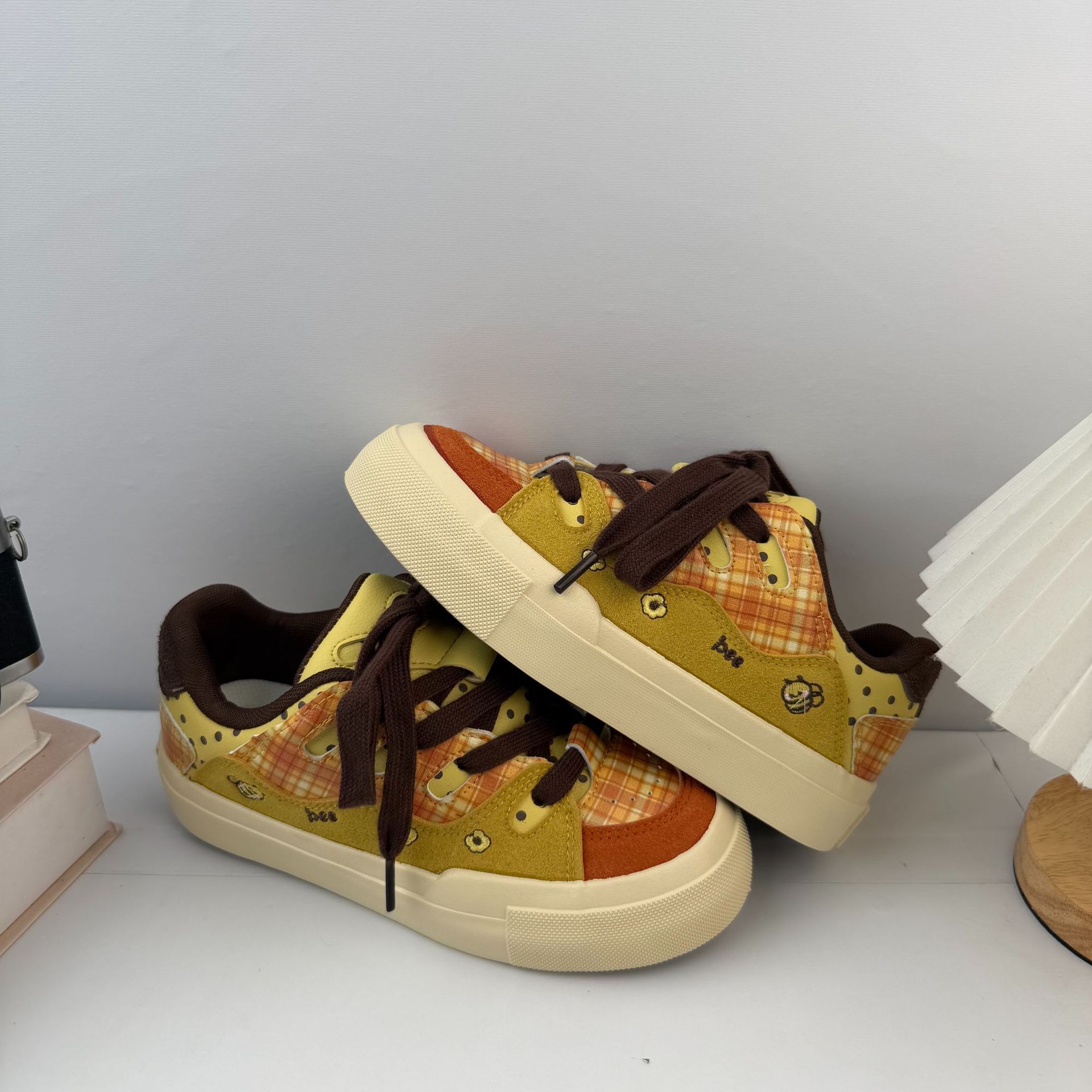 Zapatos deportivos y casuales de ondas distantes para niños y niñas en otoño de 2025 nuevos tipos de explosión, todos los tipos de zapatos de skate de suela gruesa ligera para padres