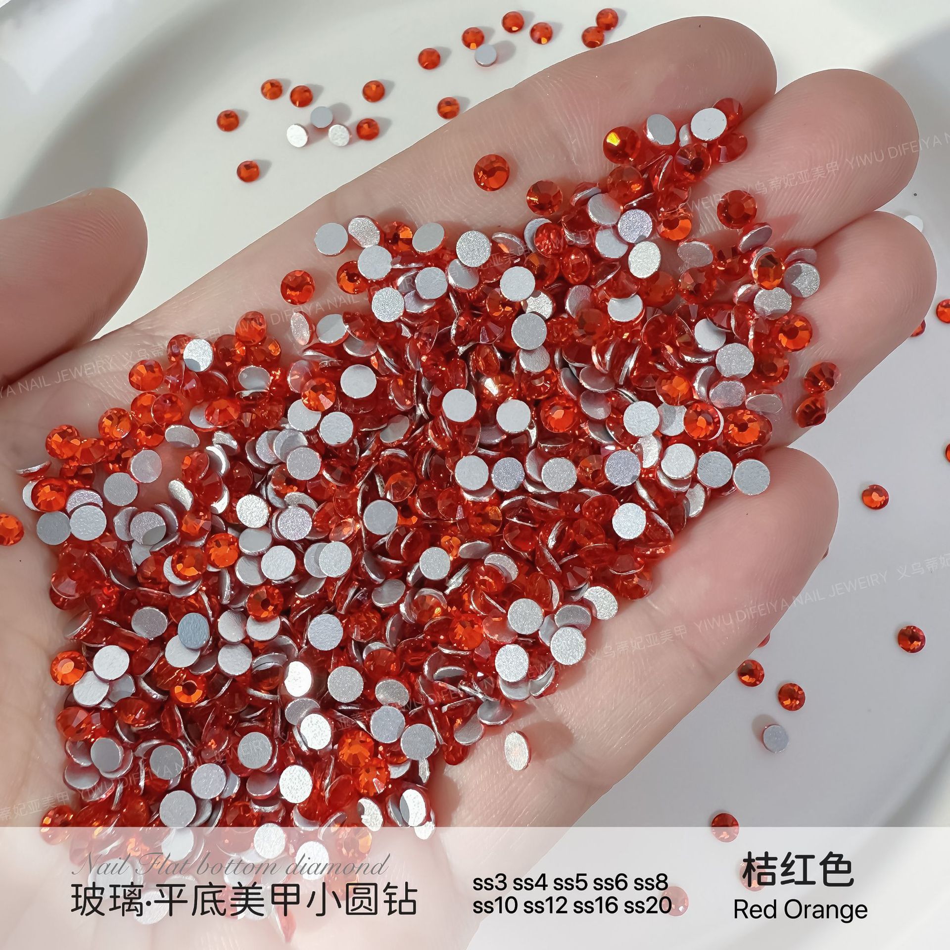 은색 바탕에 오렌지