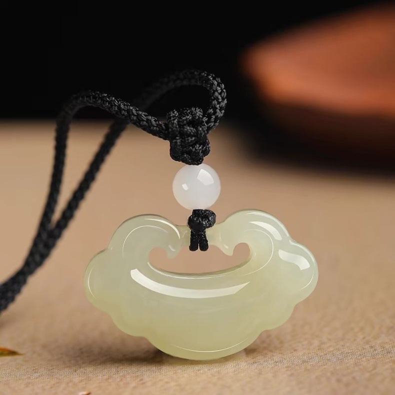 Mặt dây chuyền ngọc Hetian hình mây lành khóa an toàn, dài 25–30 mm — Màu xanh nhạt, Màu nắng đậm, Màu nắng trung tính chi tiết 5