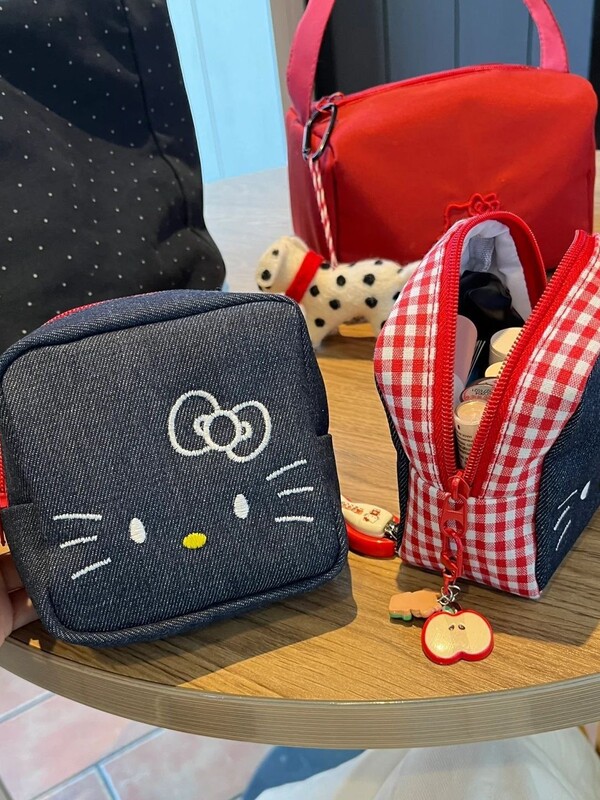 新しいオリジナル刺繍キティ小さな正方形バッグ化粧品バッグかわいい漫画おばさんタオルポラロイドカメラ収納袋|undefined
