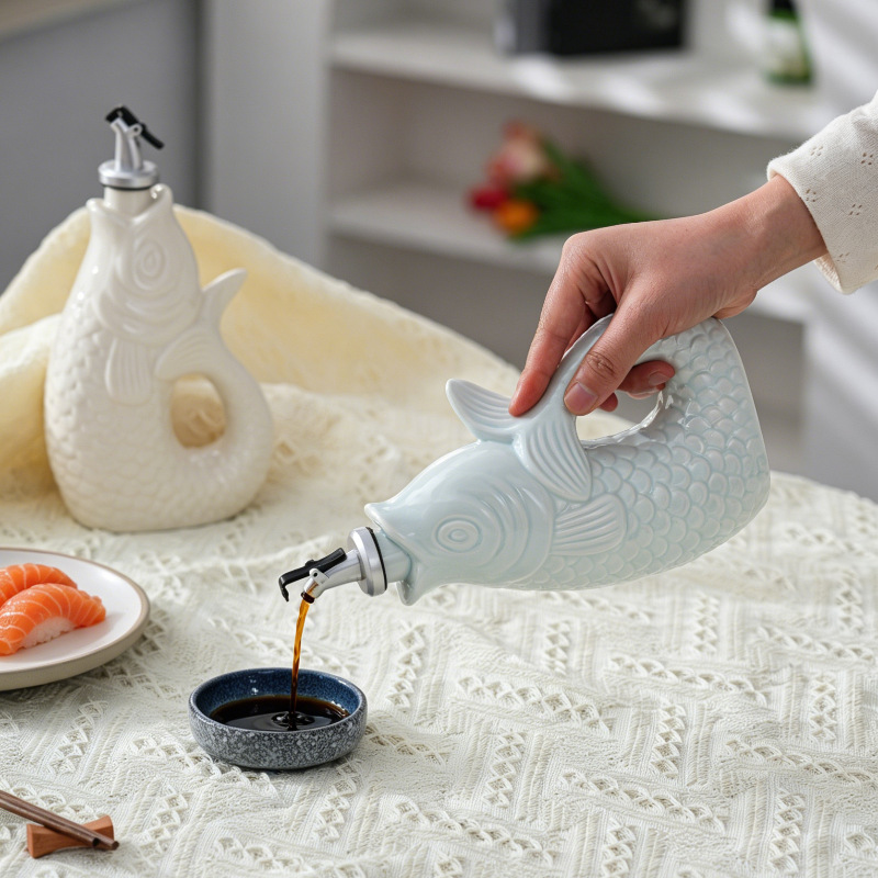 Keramik-Olivenölkanne mit handgemaltem Fischdesign, automatischer Deckel, Sojasauce-Essig-Gewürzflasche für Küche, grenzüberschreitend beliebtes Produkt