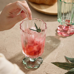 中古の色合わせの高いグラスins風の高い顔の値の花のシャンパンのワインのアイスクリームの冷たい飲み物は水のコップを飲みます。