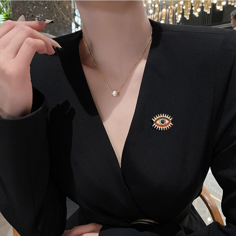Retro simple Ángel ojo en línea broche de celebridad diamante femenino francés diablo ojo pecho ornamento