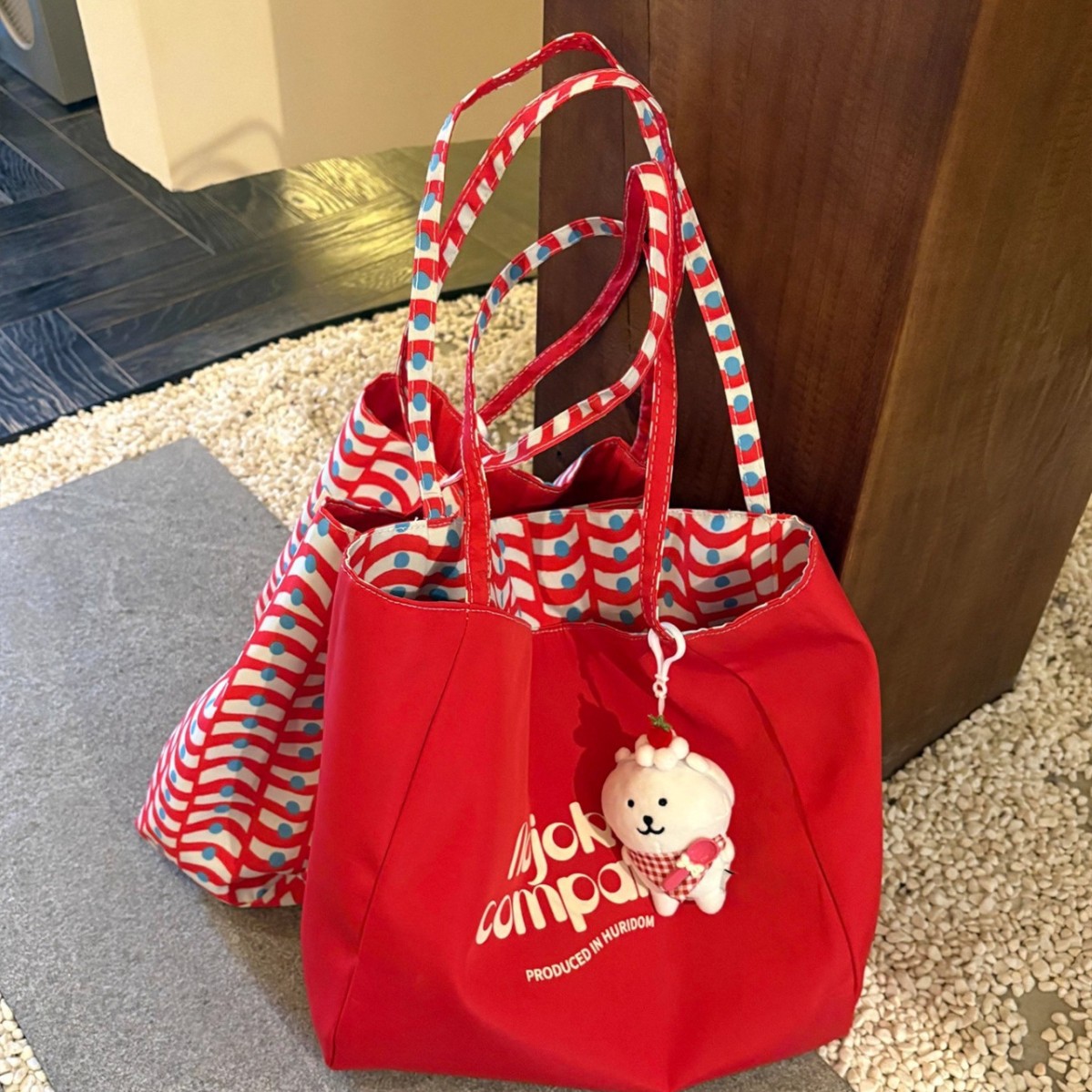 Red nylon capacious shoulder bag for leisure
