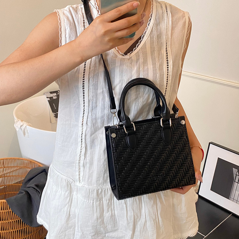 Textura transfronteriza 2025 verano nuevo bolso de mano retro tejido bolso de hombro de moda damas mochila