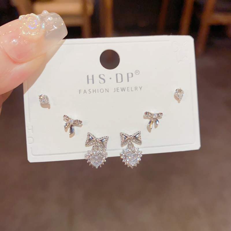 S925 aguja de plata micro incrustaciones de circón pendientes cortos pendientes de pelo corto japonés y coreano elegante todo-fósforo simple conjunto de tres piezas pendientes para las mujeres