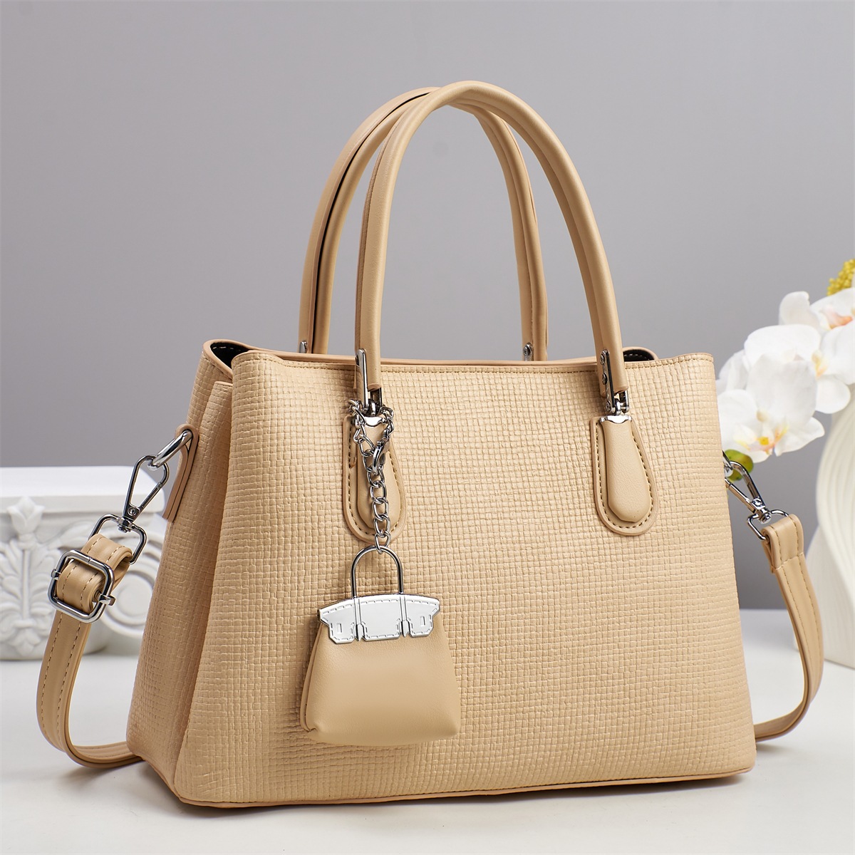 Bolso bandolera de un solo hombro bolso femenino 2025 nuevo bolso cuadrado portátil de mediana edad de moda para damas de cercanías