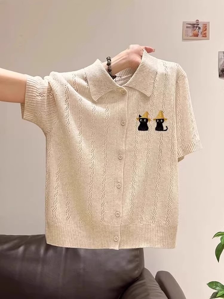 Áo polo nữ tay ngắn cổ bẻ thêu họa tiết form rộng — Màu yến mạch