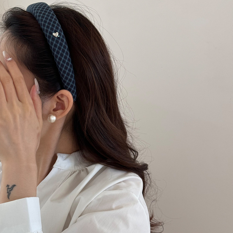 韓国のレトロなデザインのつば広チェック柄ラブヘッドバンドダークブルーのヘアアクセサリーハイエンドの多用途でスタイリッシュな女性用ヘッドバンド|undefined