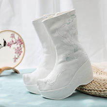 女士冬古装靴子白色汉服绣花鞋马面裙演出翘头弓鞋古风单靴