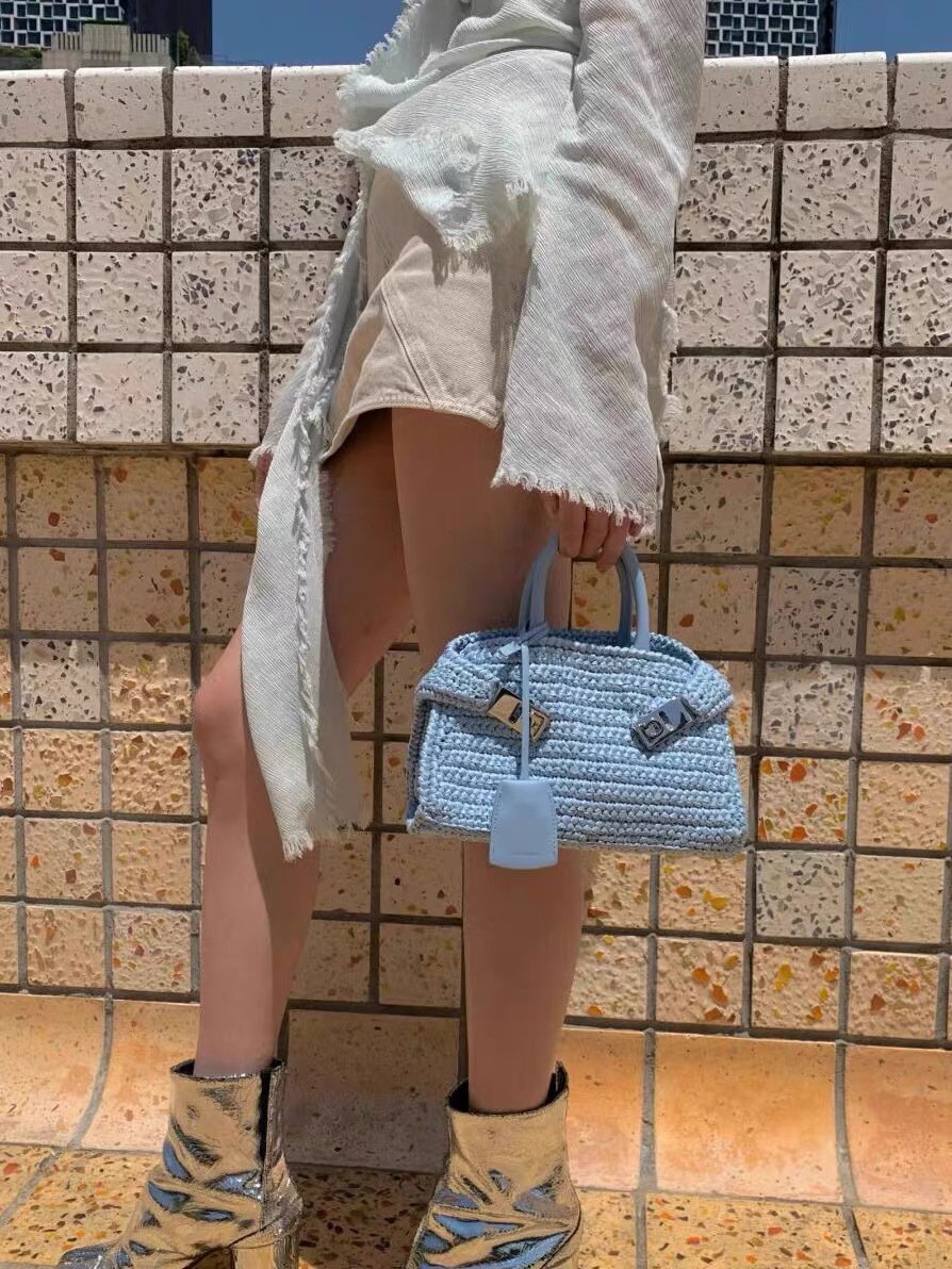 Nuova celebrità di Internet con mini design alla moda e versatile in erba intrecciata, colori contrastanti, casual singolo_voghion.com