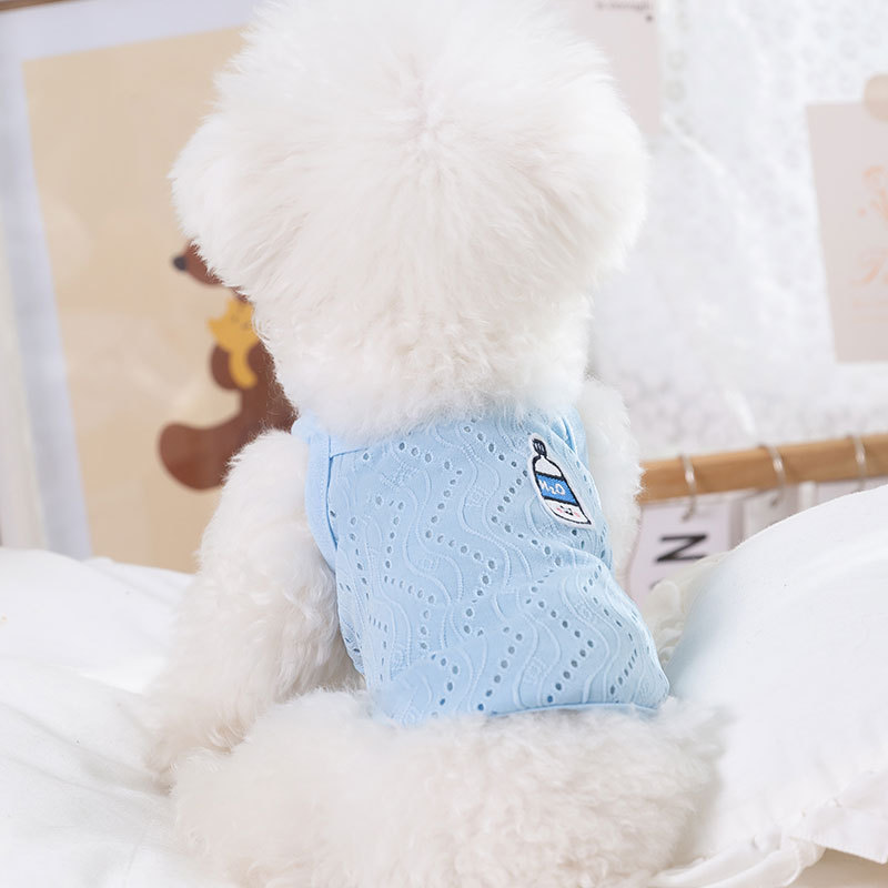 Primavera y verano cachorro parche simple Sling delgada malla transpirable gato pies mediano y pequeño perro ropa para mascotas