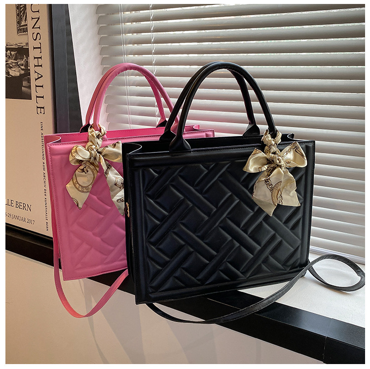 Fashionable and versatile women's bag 2023 summer new silk scarf handbag Bags feeling single shoulder diagonal armpit small square bag_voghion.com