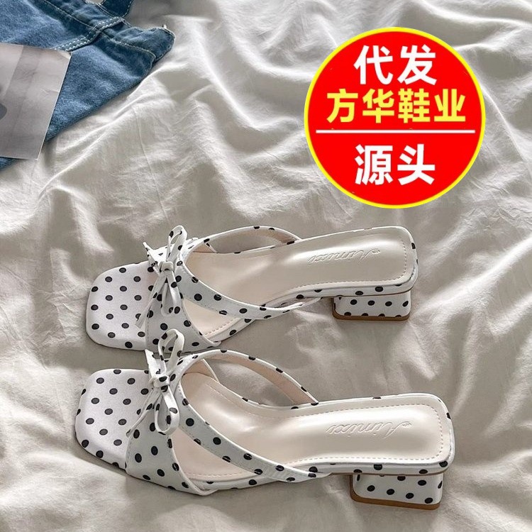 Red beige ondulado punto francés zapatillas de tacón grueso para mujeres 2026 nuevo tipo de verano para usar zapatillas frías antideslizantes
