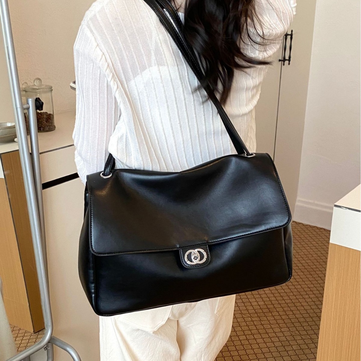 Vintage lychee pattern messenger bag, high-end light luxury commuter bag, casual and stylish with a chic lock clasp, shoulder bag