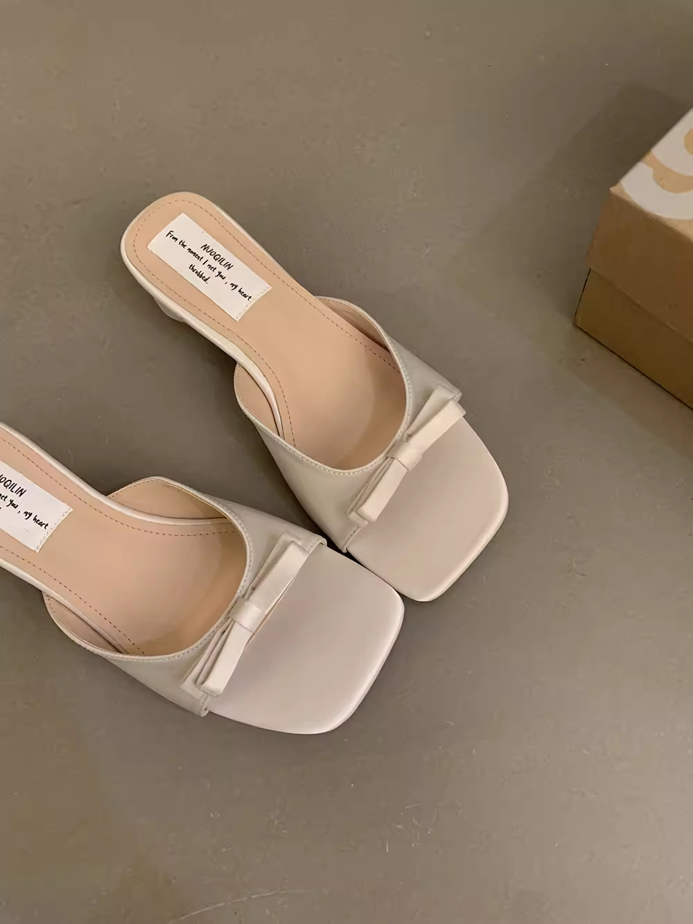 Zapatos de tacón alto con lazo de viento de noche francés, sandalias plateadas, sandalias y pantuflas de tacón grueso de verano con falda, zapatos de hadas