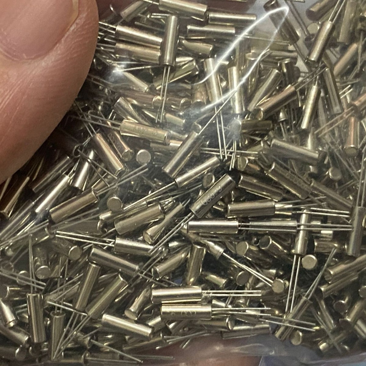 圆柱型2*6mm 8M 直插无源晶振 8.000M 圆柱206 8MHZ 8.000M议价。