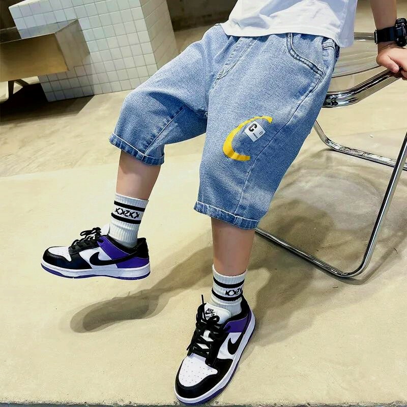 男の子のデニムの7分のズボンの夏の薄いタイプの子供の半ズボンの子供の中でズボンの中で大きい子供の男の子のズボンのファッションは代行します。|undefined