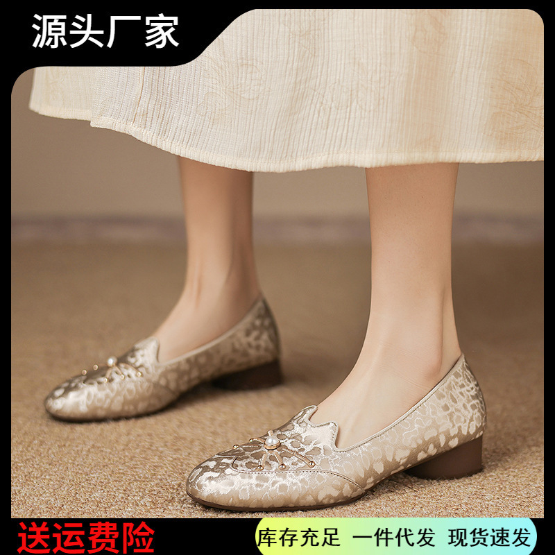 Women's single shoes that don't tire the feet, absolutely beautiful when paired with a skirt, 2026 new model for early spring and summer, with a pretty chunky heel, shallow cut, and cute round toe