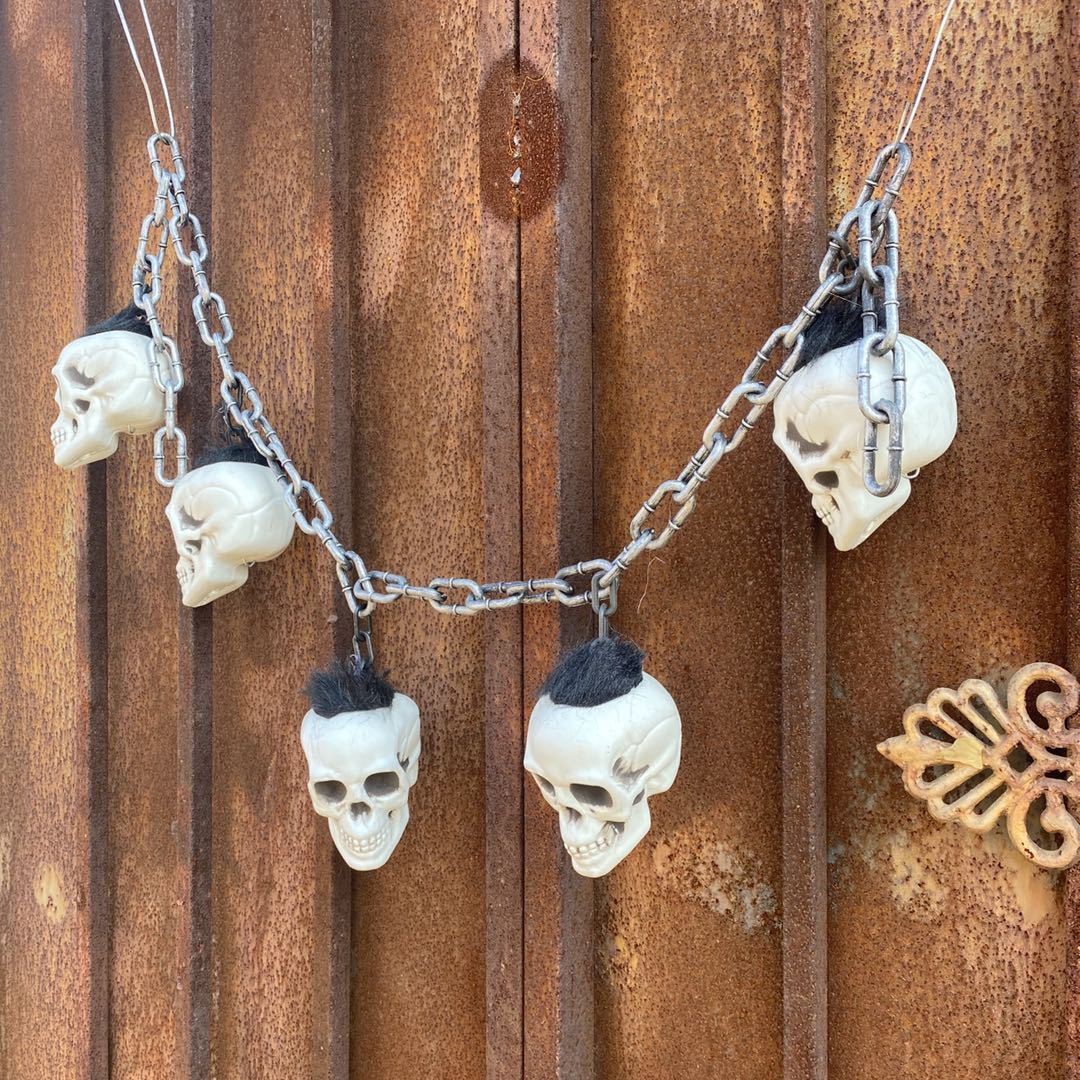 Esqueleto colgante tienda de tatuajes bar decoración de Halloween horrendo horrendo esqueleto cadena cámara secreta escape de la casa embrujada props
