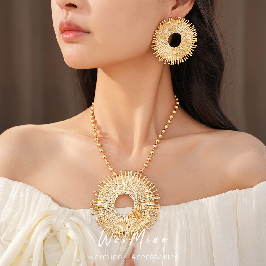 Collar redondo hueco de diamante de estilo europeo y americano ligero lujo nicho cadena de clavícula de alta calidad personalidad exagerada conjunto de joyería mujer
