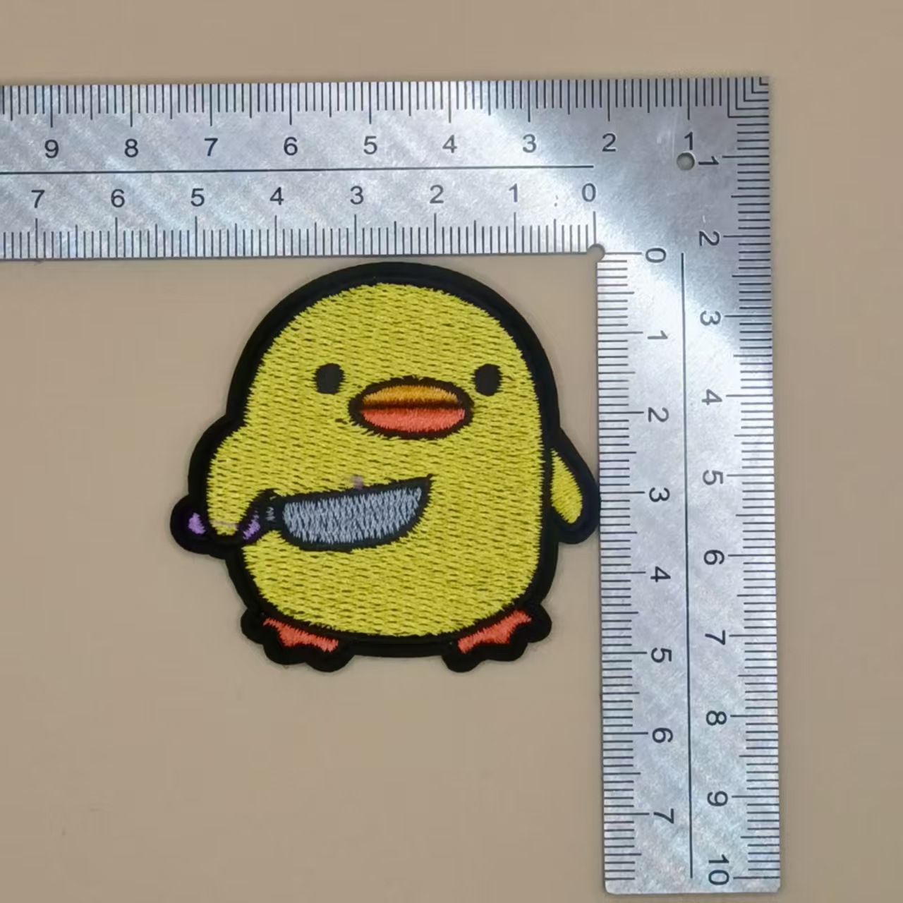 外贸服装辅料校园风绣花标章仔补丁布贴字母背胶电脑绣花徽章鞋服