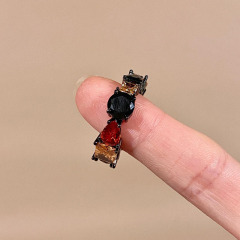 ロバの家の黒い武士の指輪の男性の高級感の水晶のチタンの鋼の潮流のファッションの小さい赤い本の同じタイプのカップルの指輪の贈り物