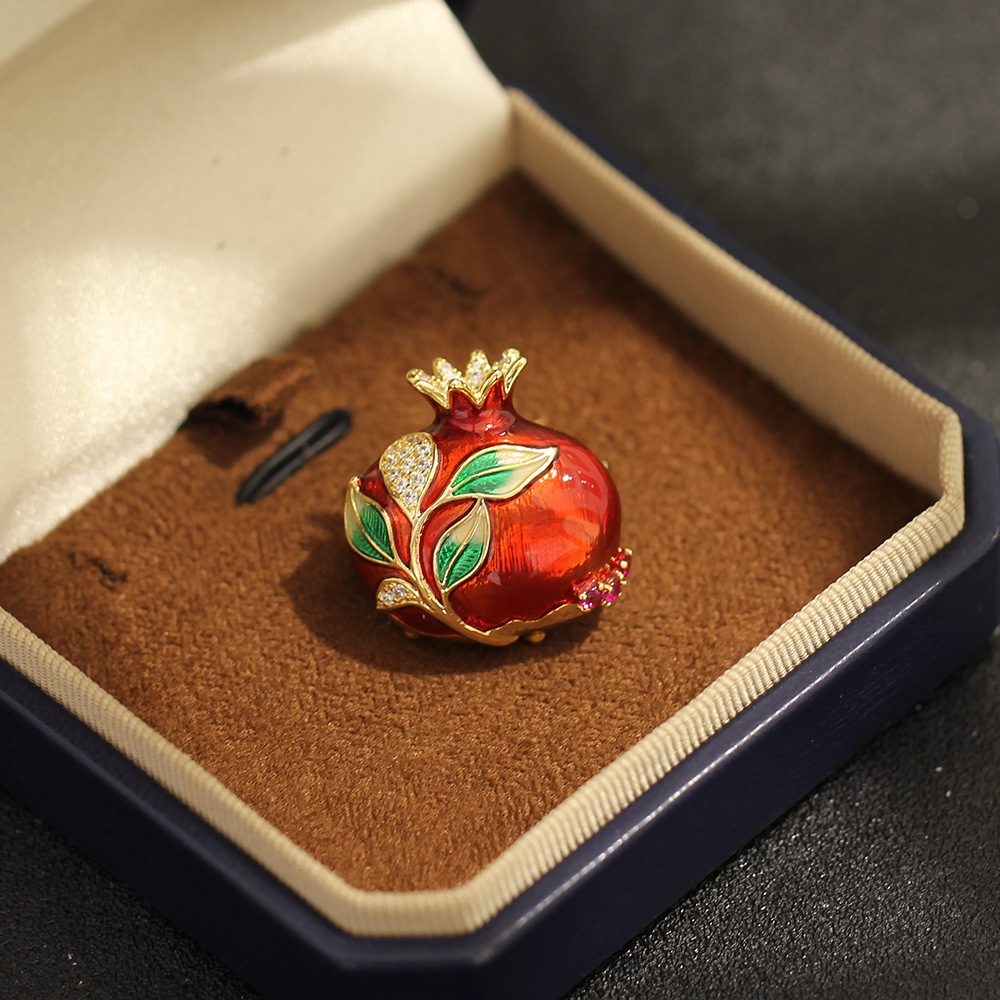 New pomegranate enamel brooch, exquisite and elegant, a high-end accessory for cheongsams and other formal wear; wholesale from the manufacturer