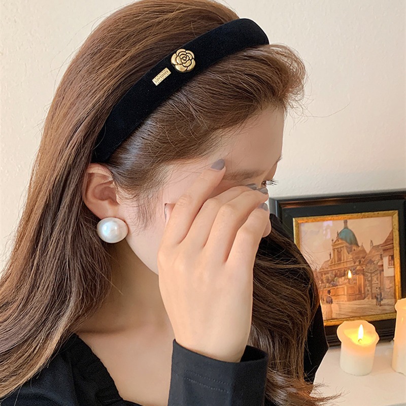 Fascia per capelli da donna in spugna di camelia in stile retrò francese, elegante e raffinata, con fermaglio nero a corona alta._voghion.com