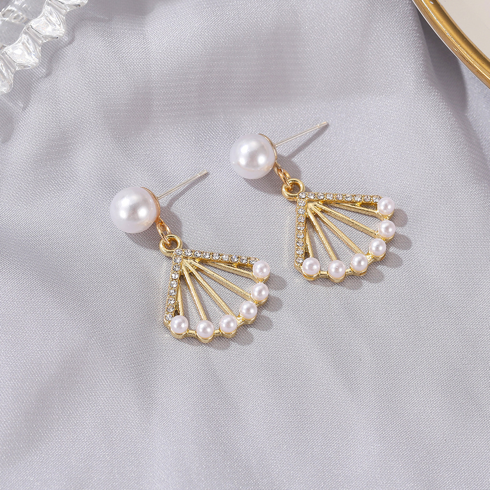 Baroque Fan-shaped Pearl Hollow Earrings Wholesale Nihaojewelry display picture 5