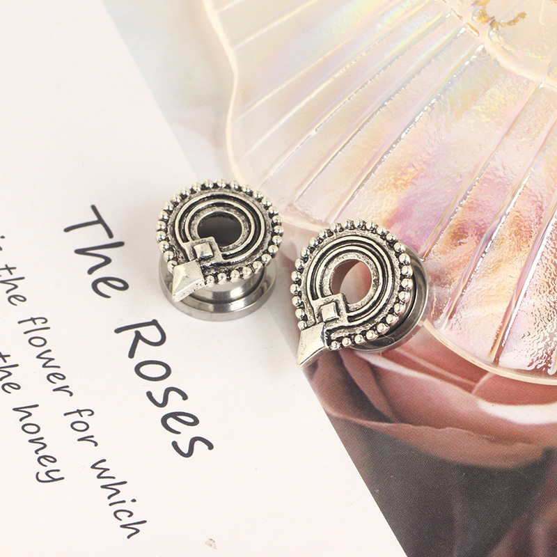 Pointed titanium steel lip stud product view