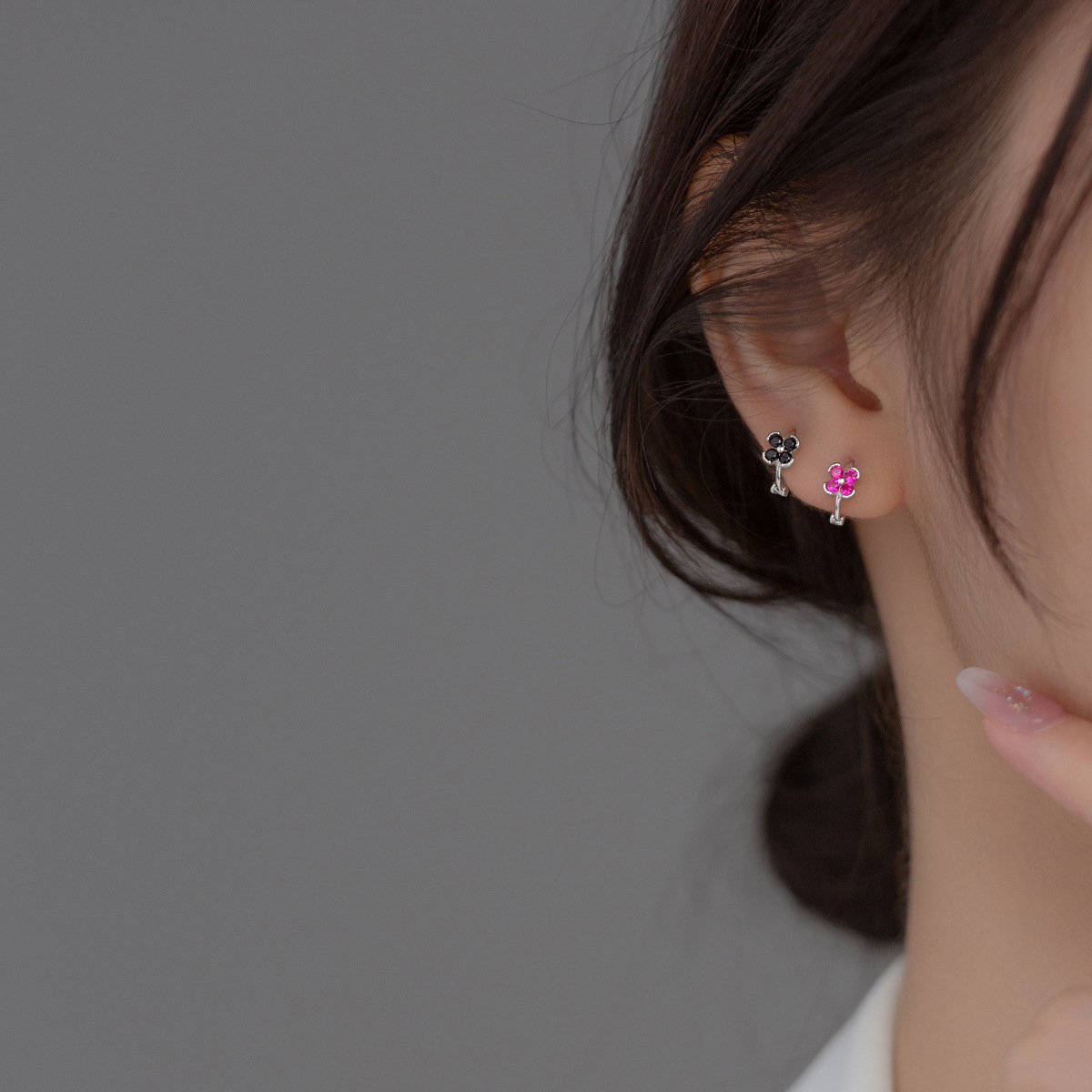 Eloch s925 perlas de plata de diamantes de cuatro flores de cuatro flores de cuatro flores clásicas de cuatro flores de cuatro flores temperamento simple auriculares M02064