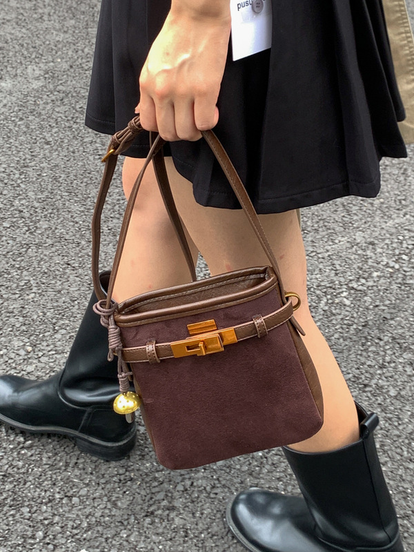 复古小众麂皮绒包包女2025秋冬季新款百搭斜挎包美拉德棕色水桶包|undefined