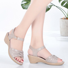 2024夏季新款软底真皮外穿防滑凉鞋坡跟中老年女鞋大码中跟妈妈鞋