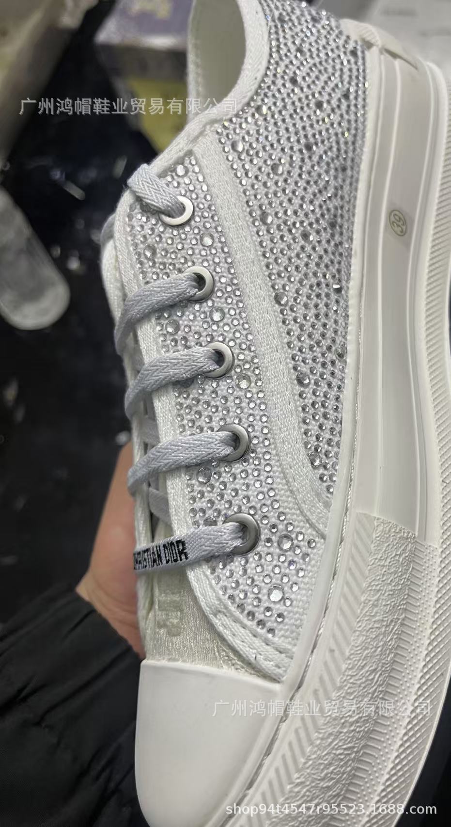 2024 Estación europea Primavera Nuevo estilo Bordado Alfabeto D Hogar Mujer Trendy ins Todo fósforo nicho Otoño Zapatos de lona plana Fondo plano