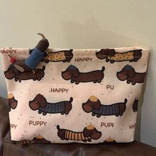 新款卡通腊肠狗大容量化妆包外出便携姨妈巾收纳袋可爱手拿包笔袋