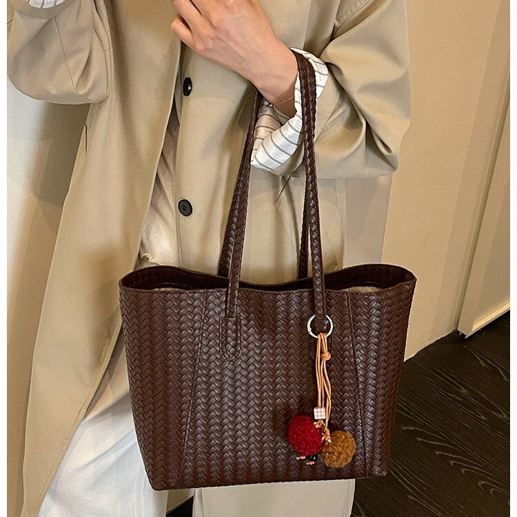 Cross-border vintage woven pattern women's bag 2026 early autumn new fashion large-capacity shoulder bag commuter tote bag