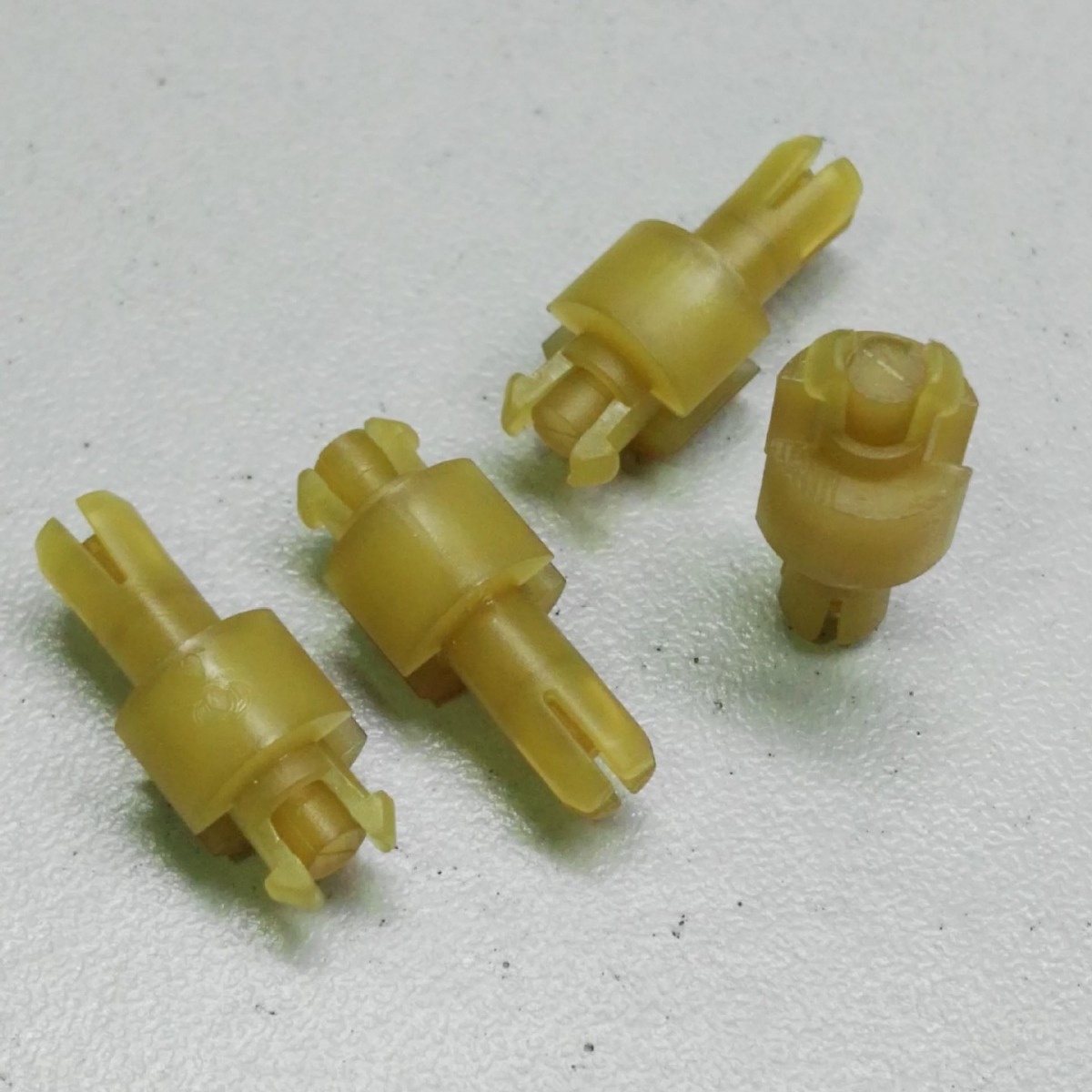 厂家供应NPR铆钉式间隔柱 杏色铆钉固定扣 锤式铆钉隔离柱