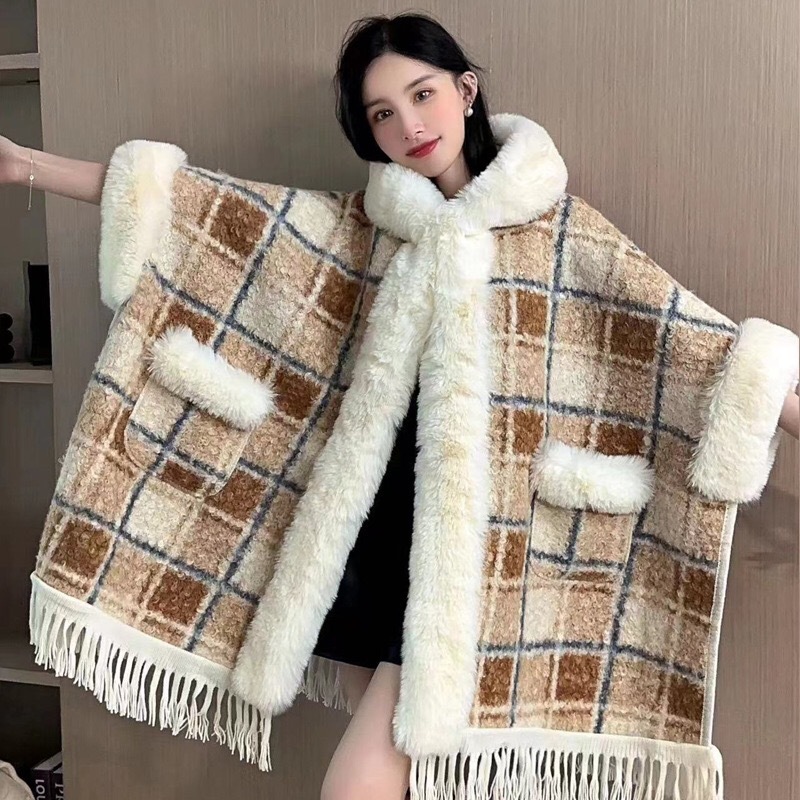 Karusnahast kraega keeb fliisist paksendatud kapuutsiga heledast siidist keeb pluss-suuruses villane mantel_voghion.com