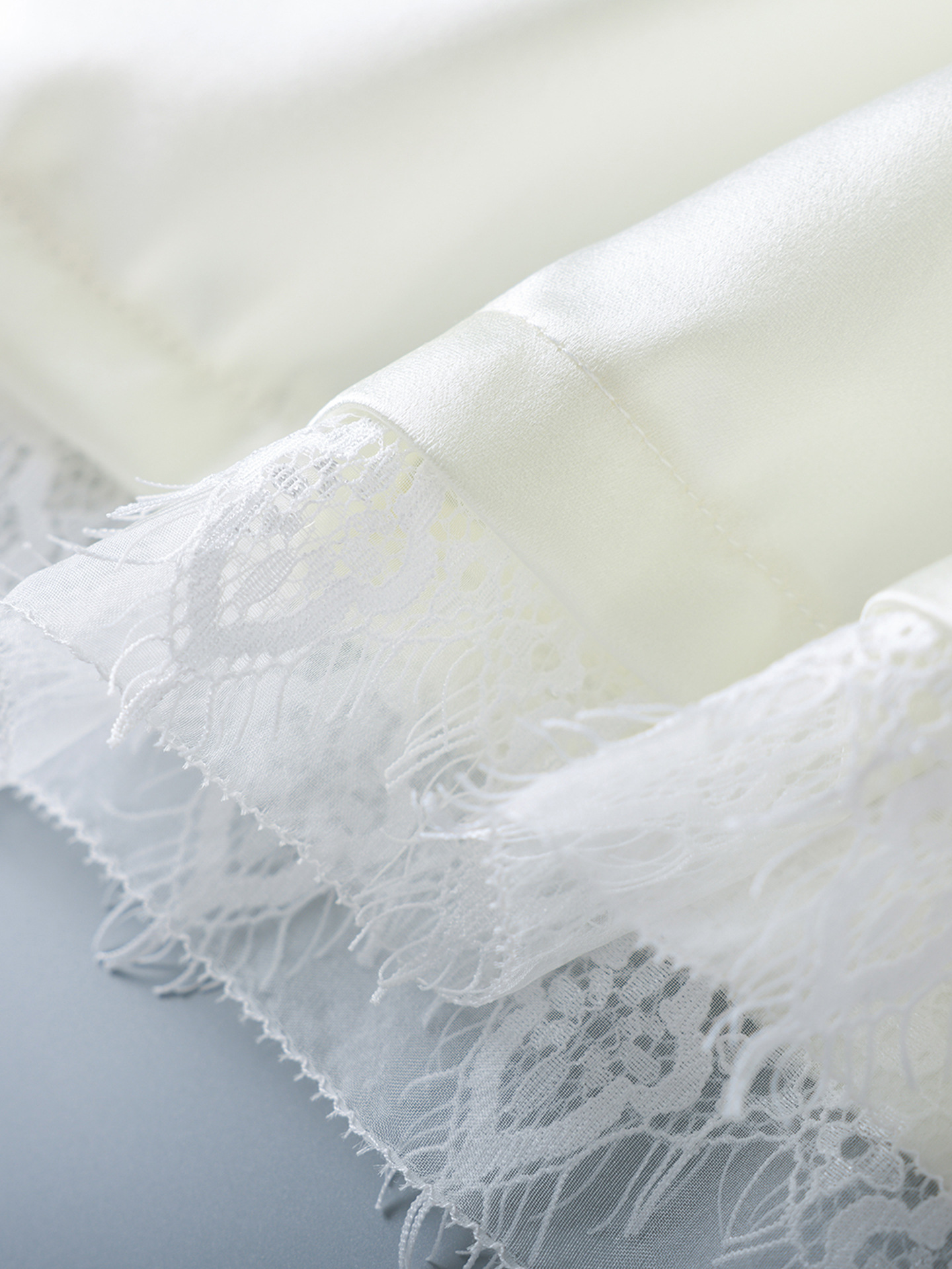 Áo hai dây nữ satin phối ren cổ chữ V — màu đen